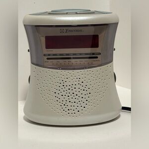 EMERSON Radio Alarm Clock AM/FM Radio Pearl
White Red LCD Display